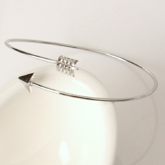 👀🆕️Arrow Bangle Bracelet - Picture 1 of 3